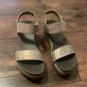 Size 9.5 tan/gray colored sandals
